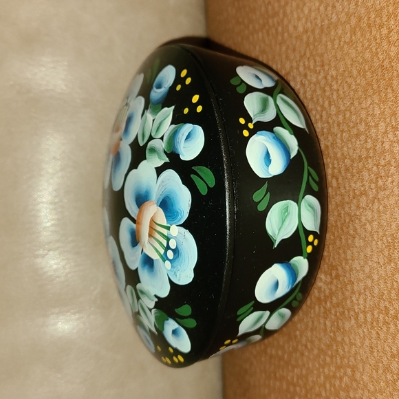 Round floral jewelry box - Picture 5 of 13